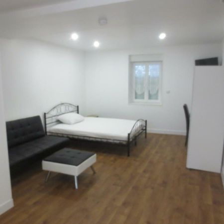 Appartements Et Studios Meubles Au Centre Ville D'Ouzouer Sur Loire 외부 사진