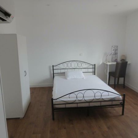 Appartements Et Studios Meubles Au Centre Ville D'Ouzouer Sur Loire 외부 사진