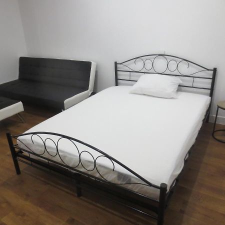 Appartements Et Studios Meubles Au Centre Ville D'Ouzouer Sur Loire 외부 사진