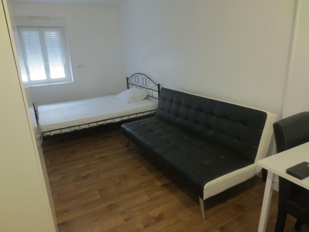 Appartements Et Studios Meubles Au Centre Ville D'Ouzouer Sur Loire 외부 사진